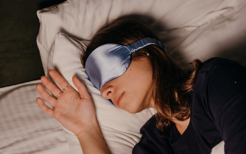 アイマスクをつけて眠る女性
