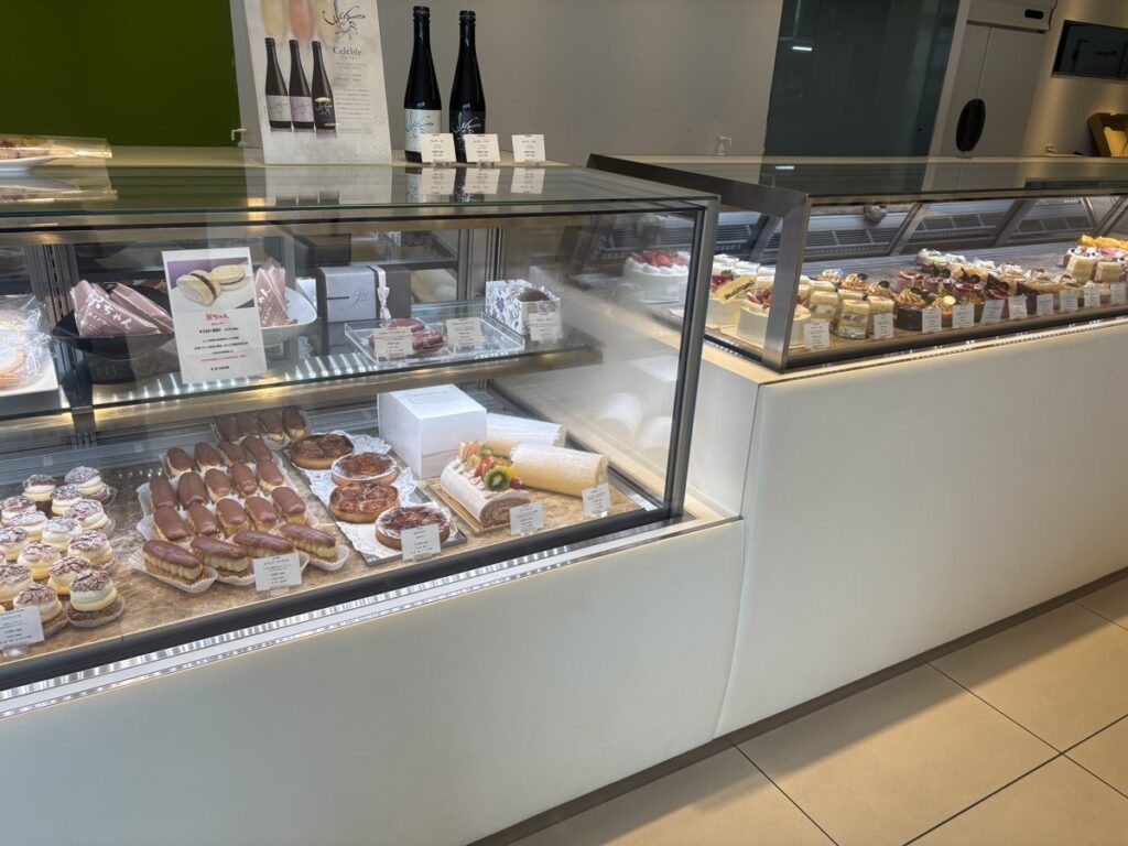 ショーケースに美しく並ぶ生菓子とタルト
