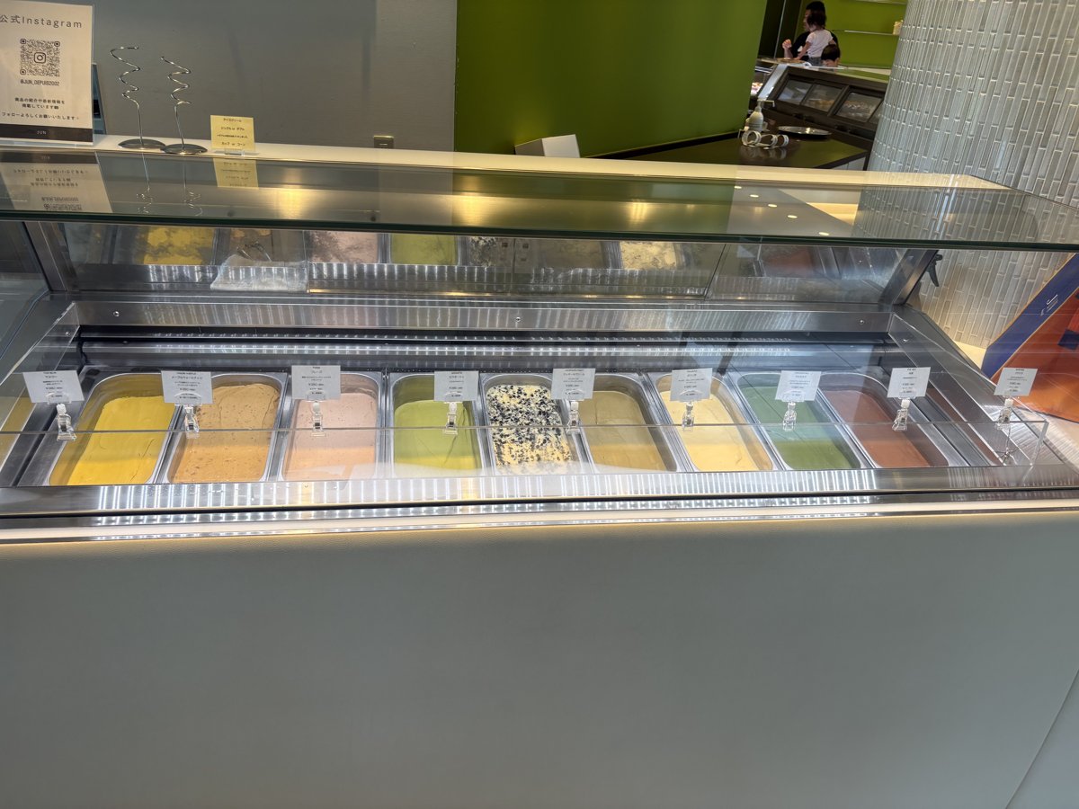 色とりどりのアイスのショーケース