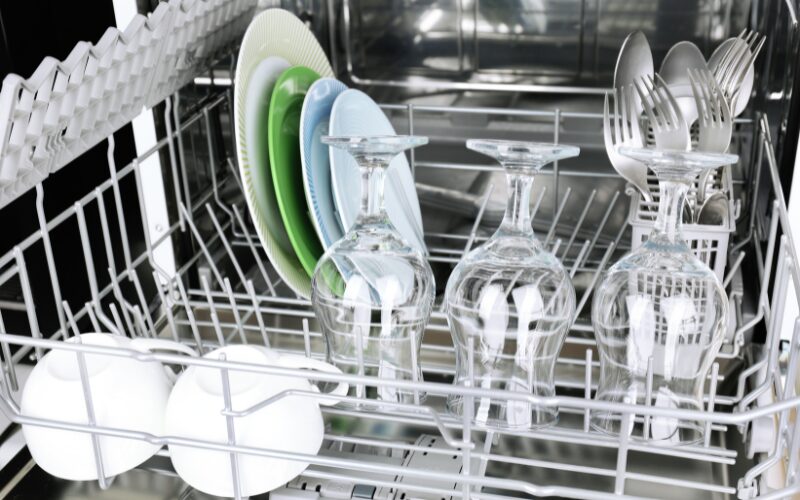 食器やグラスがセットされた食洗機の庫内