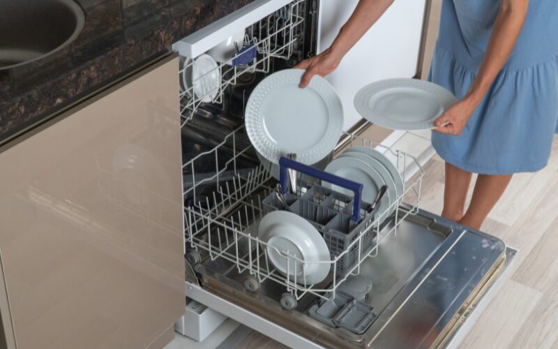 食洗機に食器を入れる様子