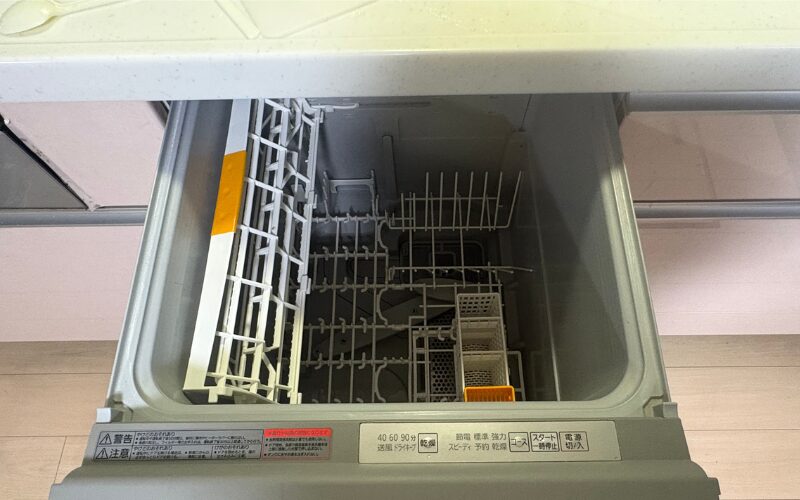 扉を開けたビルトイン食洗機の庫内