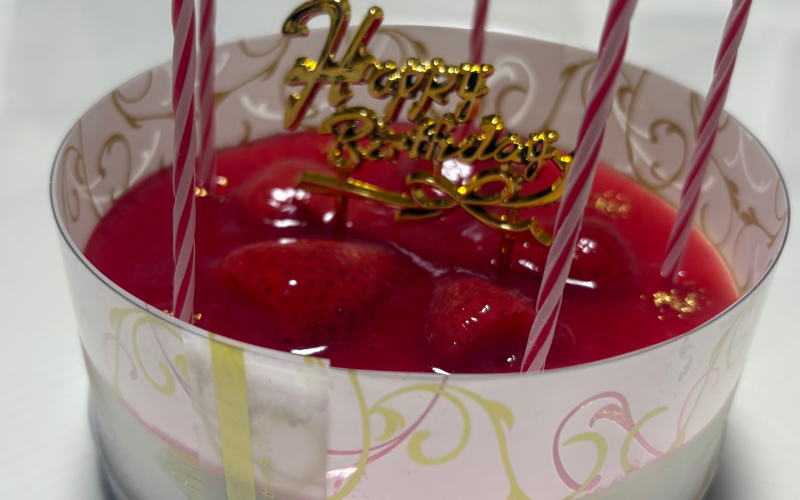 Happy Birthdayの飾りをのせたシルキーティラミス ストロベリー