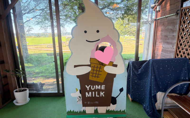 ソフトクリームのキャラクター顔はめ看板（YUME MILK）