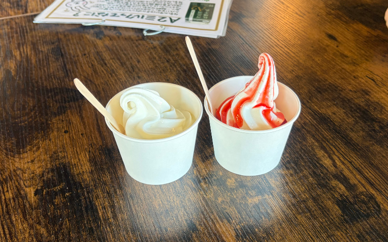 カップに入ったミルクソフトといちごソースのソフトクリーム